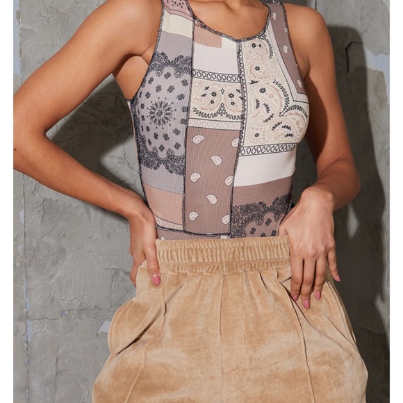 PrettyLittleThing Beige Bandana Print Patchwork Racer Neck Bodysuit - Picture 2 of 5